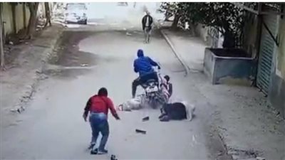 فيديو يثير الغضب.. لص يسحل طالبتين وسيدة أثناء سرقة هاتف بحلوان 