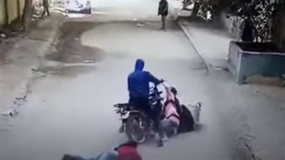 حكاية «لص النساء» بحلوان يسحل الضحايا لسرقتهن | فيديو