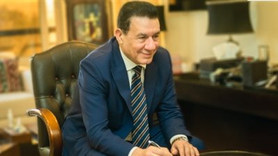 مدحت شلبي ينضم إلى الراديو 9090 ببرنامج 