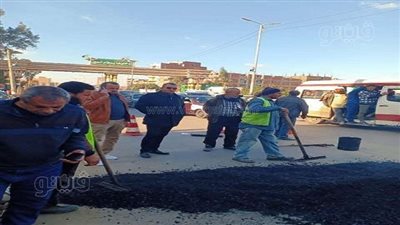 تركيب مطبات صناعية على طريق 