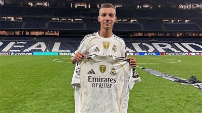 من هو الطفل المغربي الذي خطف الأنظار قبل مباراة ريال مدريد وإسبانيول؟