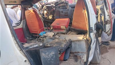 إصابة 16 شخصا في حادث تصادم تريلا وميكروباص على طريق إدفو - مرسى علم (صور)