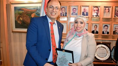 رئيس جامعة حلوان يكرم فيتو لجهودها المتميزة في نشر سياسات الجامعة