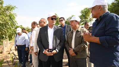 وزير الإسكان يتفقد مشروع حدائق 