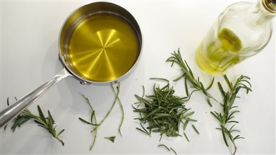 فوائد زيت الروزماري للشعر، سر صحة وقوة الخصلات