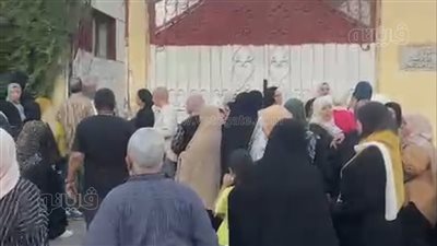 زحام أولياء الأمور في أول أيام الدراسة أمام مدارس الجيزة (فيديو)