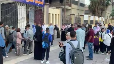 عقاب الطلاب بسبب قصات الشعر في أول يوم دراسي بمدرسة السعدية (فيديو) 