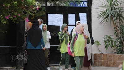 ما هو حكم الشرع في رجل حرم بناته من التعليم؟ أمين الفتوى يجيب (فيديو)