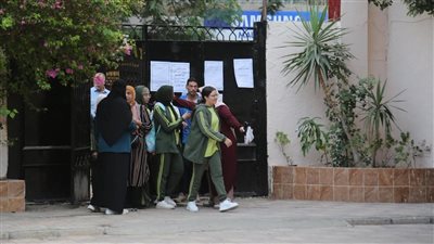 في أول أيام الدراسة، شاهد توافد طالبات الثانوية على مدارس القاهرة (صور) 