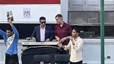 يا أغلى اسم في الوجود، طالب بالسعيدية يبدع في الغناء لمصر في أول أيام الدراسة (فيديو)