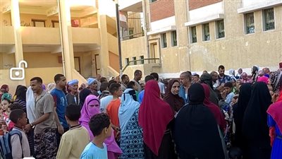 أولياء الأمور أكثر من الطلاب، شجار وتزاحم شديد لتسكين الطلاب بمدارس أسيوط (فيديو)