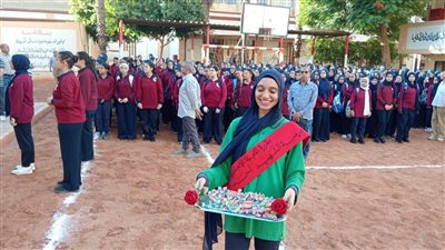 توزيع الورود والشيكولاتة على الطلاب بمدارس أسيوط (فيديو وصور) 