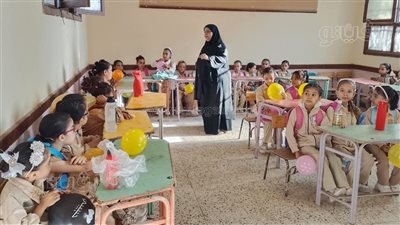 توزيع البلالين والأعلام على التلاميذ يتصدر مشهد أول يوم دراسة ببني سويف