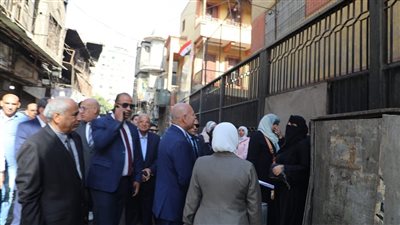 محافظ القاهرة يتفقد عددا من مدارس باب الشعرية (صور)