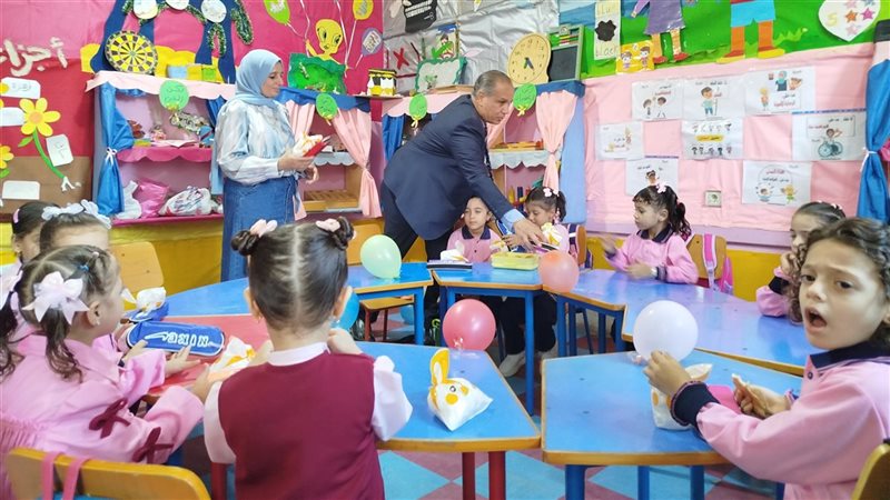 بالورود والهدايا،