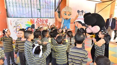 لكسر رهبة اليوم الأول، مدارس أسيوط تنظم حفلات لتلاميذ الابتدائي بالعرائس الكرتونية (صور) 