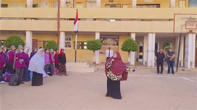 مديرة مدرسة بالدقهلية تحذر طالبات الإعدادية من وضع مستحضرات التجميل (فيديو) 