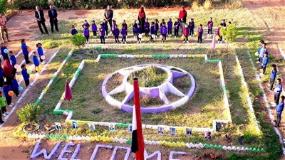 مدارس الوادي الجديد تستقبل طلابها بالهدايا والحلويات في العام الدراسي الجديد (صور)