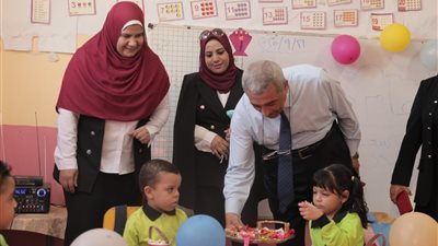 وكيل التعليم بالوادي الجديد يوزع شوكولاتة داخل الفصول بمدرسة ابتدائية 