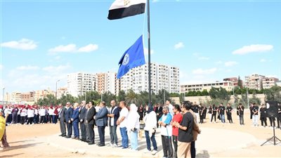 قيادات جامعة القناة السويس تشارك طلاب كلية علوم الرياضة تحية العلم (صور) 