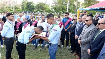 رئيس جامعة المنصورة يشهد تحية العلم بساحة الشعوب (فيديو وصور)