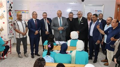 طابور الصباح في الشارع، سور متحرك ينهي معاناة مدارس ورورة ببنها (فيديو) 