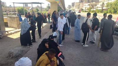 الأهالي يشكون من تكدس وزحام أسفل كوبري قنا بسبب نقص المواصلات إلى قوص (صور)