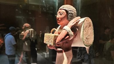 المتحف المصري بالتحرير يعرض تمثالا لصاحب أقدم حقيبة ظهر معروفة في التاريخ (صور)
