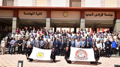 رئيس جامعة الوادي الجديد يلتقط الصور مع الطلاب في أول أيام الدراسة