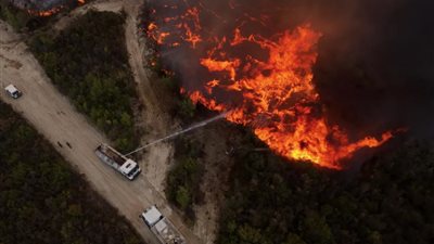 استمرار امتداد الحرائق في ريف اللاذقية الشمالي بسوريا (فيديو)