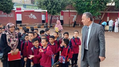 وكيل التعليم بأسيوط يتفقد المدارس ويشارك الطلاب طابور الصباح 