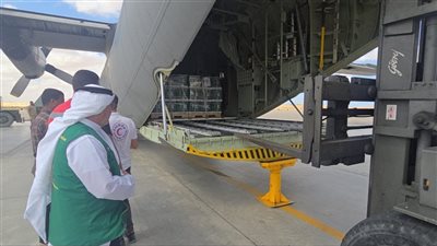 وصول الطائرة الإغاثية السعودية الـ64 لمطار العريش تمهيدا لنقلها إلى غزة 