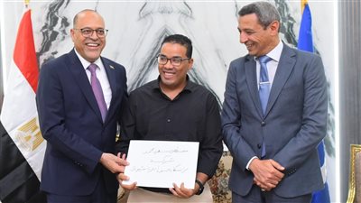  وزير العمل ومحافظ السويس يسلمان 81 عقد عمل للشباب بينهم 31 عقدًا لذوي الهمم