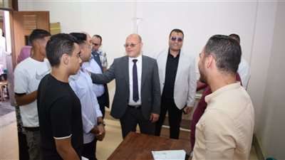 رئيس جامعة سوهاج الأهلية يتابع الكشف الطبي على الطلاب الجدد 