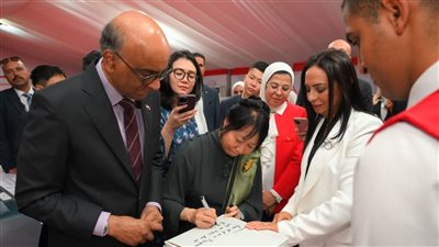  رئيس سنغافورة يشيد بجهود الهلال الأحمر المصري في تقديم المساعدات للفلسطينيين 