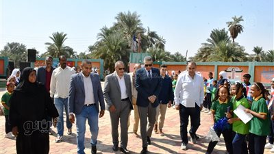 محافظ أسوان يتفقد مدارس قرى أبو الريش بحرى وقبلى (صور)