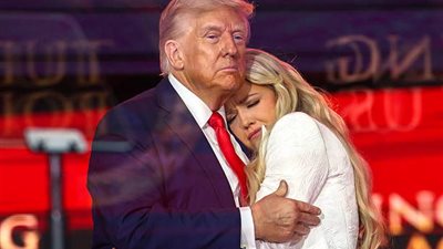 أحضان وقبلات ترامب لأرملة تشارلي كيرك تثير الجدل، والنشطاء: الرئيس الحنين رزق (فيديو)