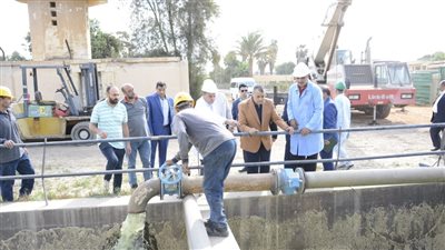 وزير الإنتاج الحربي يتابع مراحل تصنيع الطلمبات الغاطسة بشركة قها للصناعات الكيماوية