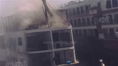 اشتعال النيران في مركب سياحي بمرسى إدفو (صور)