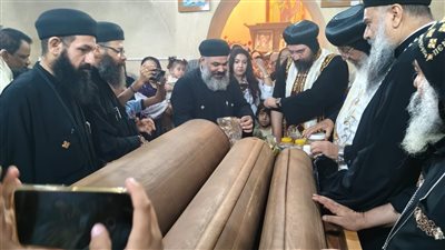 الأنبا يواقيم يطيب رفات الشهداء الثلاثة الفلاحين في إسنا