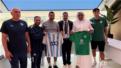 كأس الإنتركونتيننتال، بيراميدز والأهلي السعودي يتبادلان الهدايا والقمصان 
