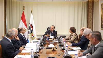 وزير قطاع الأعمال العام يتابع موقف مشروعات شركة الإسكندرية للاستثمارات والتنمية العمرانية