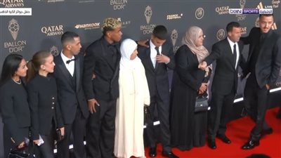 لامين يامال يخطف الأنظار برفقة عائلته في حفل الكرة الذهبية (فيديو)