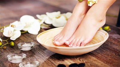 في خطوات بسيطة وفعالة، روتين مسائي للعناية بالقدمين