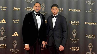 أخبار الفن اليوم: عماد زيادة ونجله يحضران حفل توزيع جوائز الكرة الذهبية 