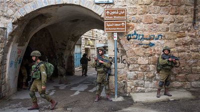 قوات الاحتلال تمنع مزارعين فلسطينيين من الوصول لأراضيهم في رام الله