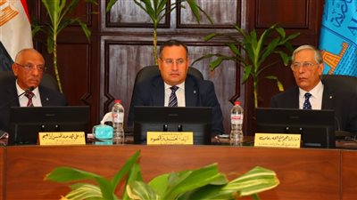 رئيس جامعة الإسكندرية يوجه بتعزيز الأنشطة الطلابية