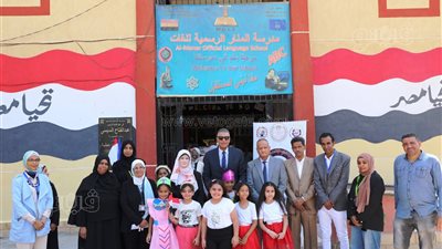 محافظ أسوان  يشرف علي توزيع الكتب المدرسية في عدد من المدارس (صور)