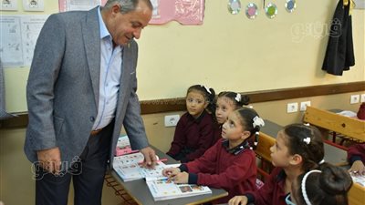 محافظ بورسعيد يوجه بتوزيع 50 شنطة مدرسية على الطلاب وتوفير 100 مروحة بالفصول (صور) 