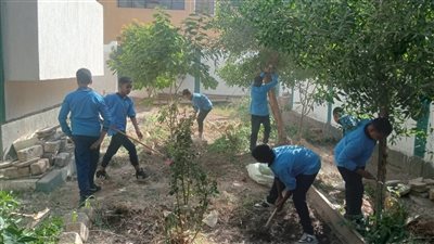 تشجير وإعادة تدوير المخلفات، وكيل وزارة التعليم بأسيوط يشارك في الأنشطة المدرسية (صور)